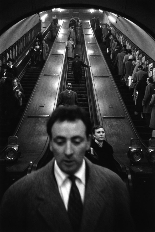 Life-On-The-Streets-Sergio-Larrain-04