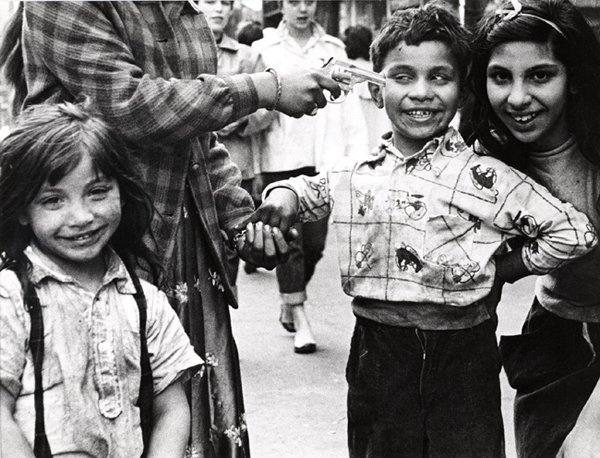 william-klein-gun-2-new-york-1955-painting-artwork-print